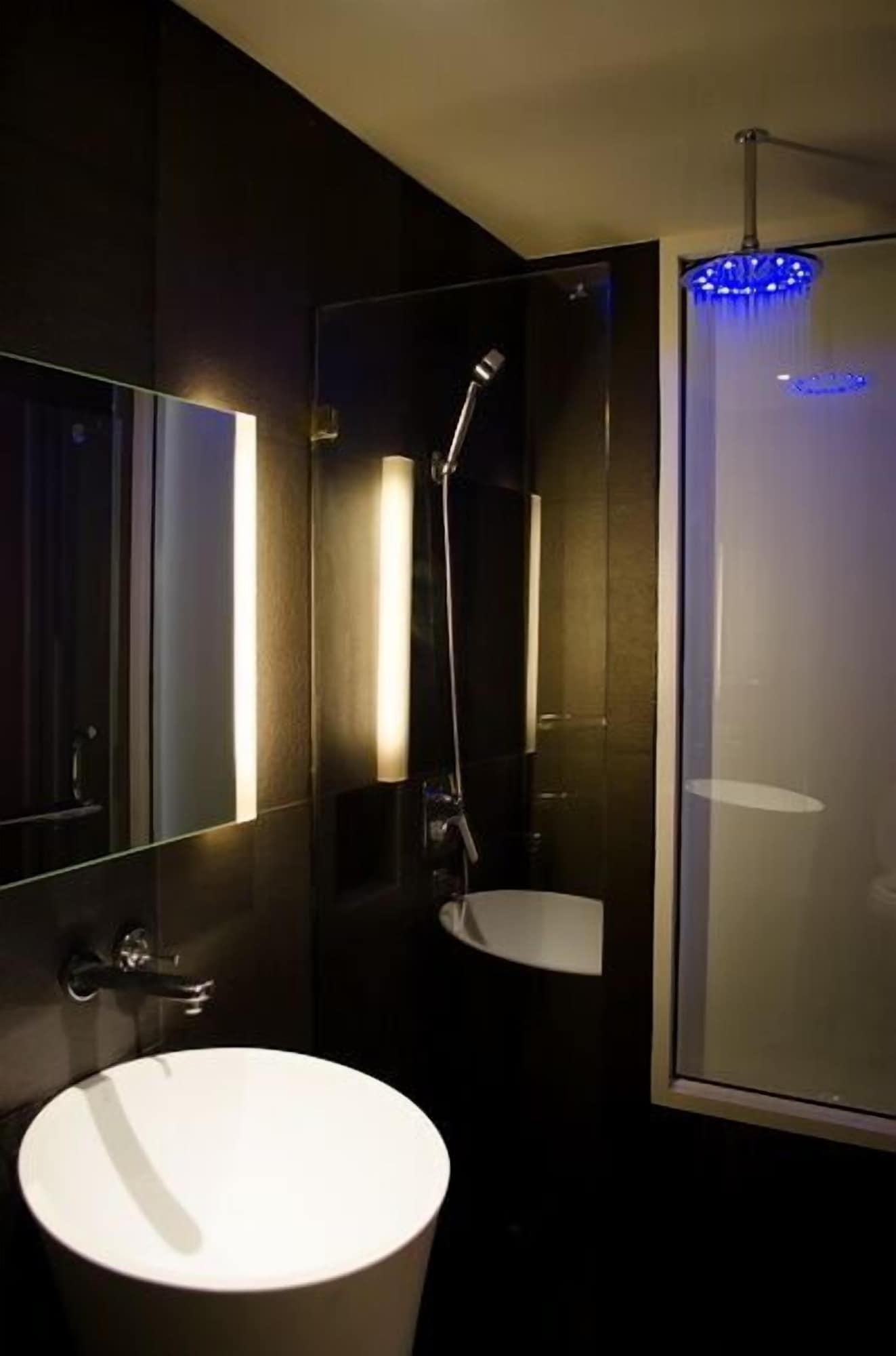Beat Hotel Bangkok Bagian luar foto